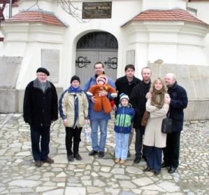 Czonkowie stowarzyszenia przed Kocioem Pokoju w Jaworze